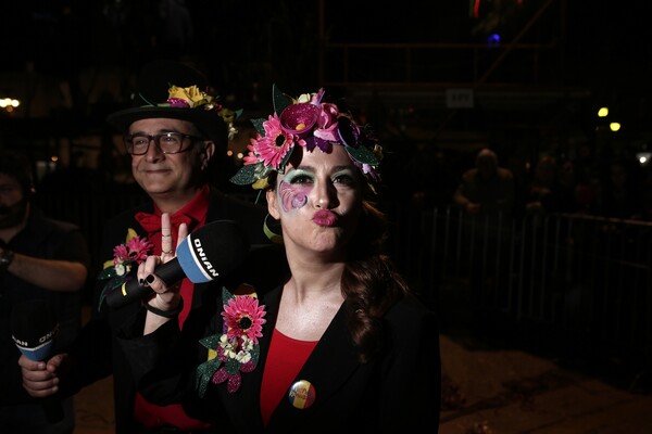 Η τελευταία νύχτα του Καρναβαλιού της Πάτρας με 30.000 ανθρώπους να διασκεδάζουν στο δρόμο