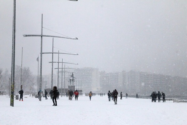 Η Θεσσαλονίκη έσπασε ρεκόρ παγετού - Παγωμένη και καλυμμενη με χιόνι και απόψε η πόλη