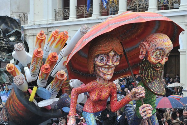 Η μεγάλη παρέλαση του Καρναβαλιού της Πάτρας - υπό βροχή