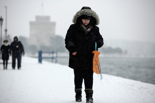 Η Θεσσαλονίκη έσπασε ρεκόρ παγετού - Παγωμένη και καλυμμενη με χιόνι και απόψε η πόλη