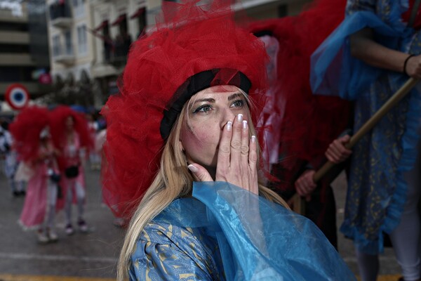 Η μεγάλη παρέλαση του Καρναβαλιού της Πάτρας - υπό βροχή
