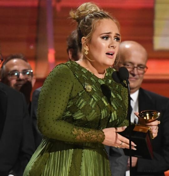 H στιγμή που η Adele ξαφνιάζει τους πάντες και κάνει την Beyoncé να δακρύσει
