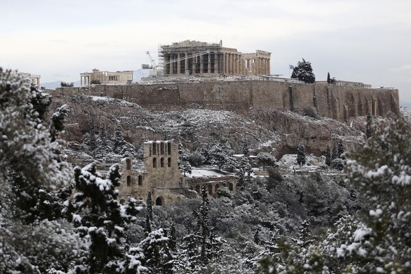 H χιονισμένη Ακρόπολη και η Αθήνα ντυμένη στα λευκά το πρωί