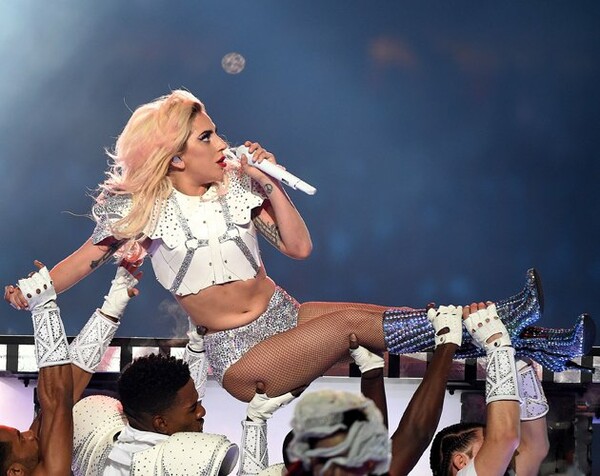 Κι όμως, υπήρξαν κάποιοι που χλεύασαν την κοιλιά της Gaga, αλλά εκείνη μόλις τους απάντησε υπέροχα