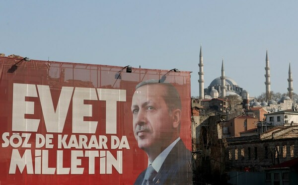 Στις κάλπες οι Τούρκοι για το ιστορικό δημοψήφισμα - Αποφασίζουν αν θα δοθούν υπερεξουσίες στον Ερντογάν