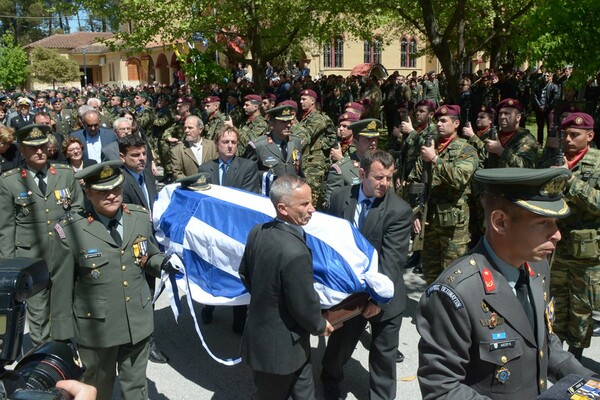 Θρήνος στην κηδεία του κυβερνήτη στη Λάρισα - Ο συγκλονιστικός αποχαιρετισμός της συζύγου
