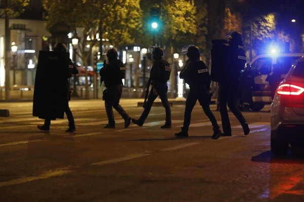 Παρίσι: Πυροβολισμοί στα Ηλύσια Πεδία- Νεκρoί δύο αστυνομικοί και ο δράστης
