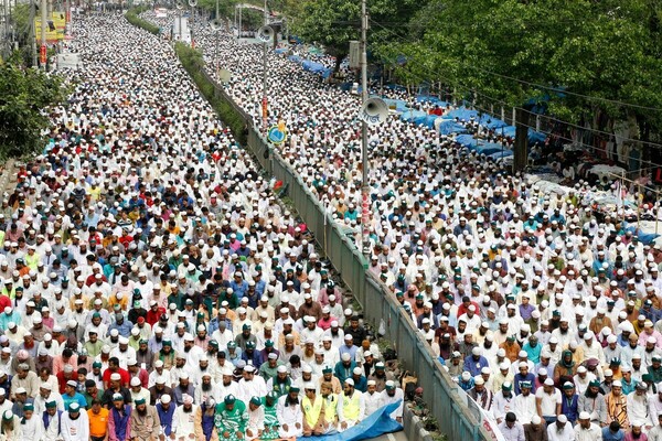 Μπαγκλαντές: Χιλιάδες διαδηλωτές ζητούν να αντικατασταθεί ένα άγαλμα της θεάς Θέμιδας με το Κοράνι