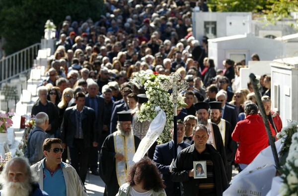 Ηθοποιοί, φίλοι και θαυμαστές στην κηδεία του Στάθη Ψάλτη (ΦΩΤΟΓΡΑΦΙΕΣ)