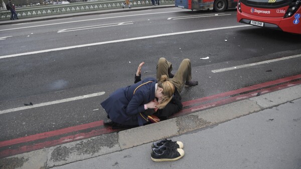 Δραματικά βίντεο από τις στιγμές μετά την επίθεση στο Λονδίνο