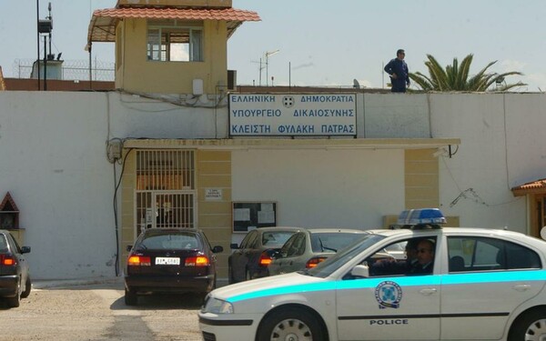 Kύκλωμα περνούσε ναρκωτικά στις φυλακές του Αγίου Στεφάνου-Συνελήφθη σωφρονιστικός υπάλληλος