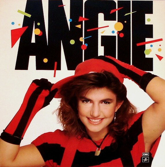 Η Angie τραγούδησε για μια δυσλειτουργική ελληνική οικογένεια στα τέλη του '80, δίνοντας φτερά στις εφηβικές ψυχές