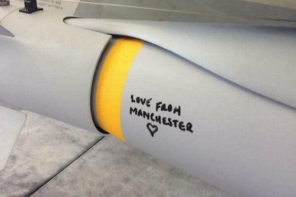 Αντιδράσεις για τους πιλότους της RAF που έγραψαν «με αγάπη από το Μάντσεστερ» σε βόμβες κατά του ISIS