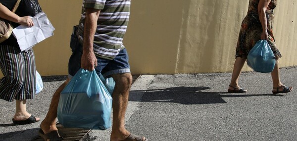Τέλος οι δωρεάν πλαστικές σακούλες: Πόσο θα τις πληρώνουμε στο σούπερ μάρκετ