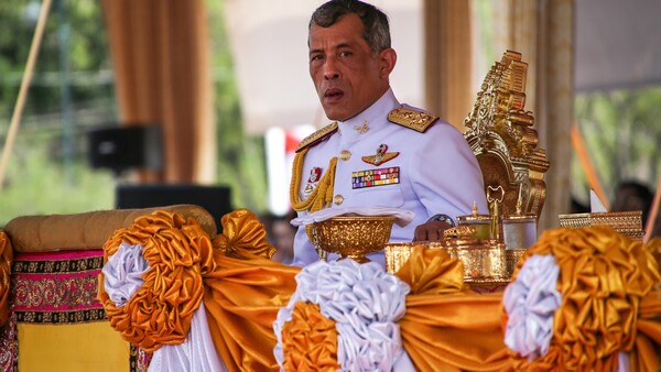Ταϊλάνδη: Άνδρας καταδικάστηκε σε φυλάκιση 35 ετών επειδή «προσέβαλε» τον βασιλιά στο Facebook