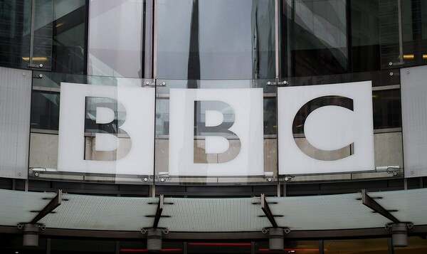Το BBC «παραδέχεται» τον σεξισμό προς τους υπαλλήλους και αποκαλύπτει για πρώτη φορά τις υψηλότερες αμοιβές