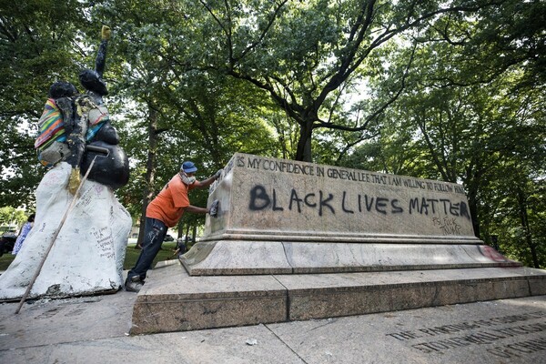 Βαλτιμόρη: Απομάκρυναν αγάλματα ιστορικών προσωπικοτήτων για να μην γίνουν ρατσιστικά επεισόδια