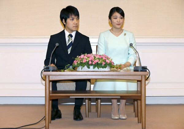 Η πριγκίπισσα της Ιαπωνίας αφήνει τη βασιλική οικογένεια για να παντρευτεί τον κοινό θνητό που ερωτεύτηκε