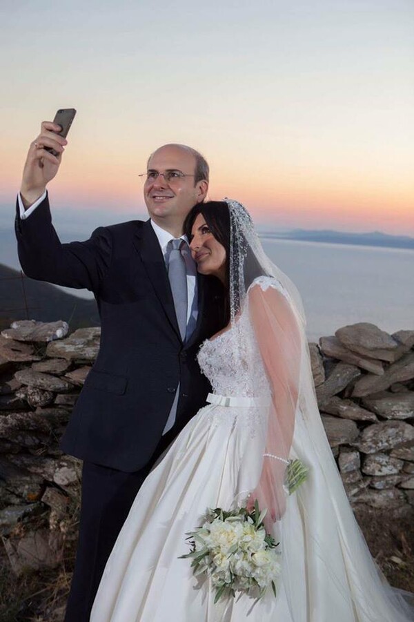 «Το πήρα το κορίτσι!» - Ο Κωστής Χατζηδάκης ανακοίνωσε τον γάμο του στο Facebook