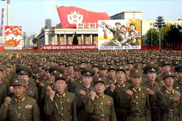Βόρεια Κορέα: 3,5 εκατ. πολίτες ζήτησαν να καταταγούν στις ένοπλες δυνάμεις για να πολεμήσουν τις ΗΠΑ