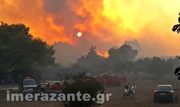 Ζάκυνθος: Έξω από το χωριό του Αγαλά έφτασε η μεγάλη πυρκαγιά