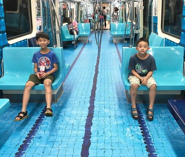 H πόλη που μεταμόρφωσε τα βαγόνια του μετρό σε «πισίνα»