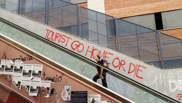 Ποιοι είναι οι πραγματικοί λόγοι που οι ντόπιοι στην Βαρκελώνη μισούν τους τουρίστες