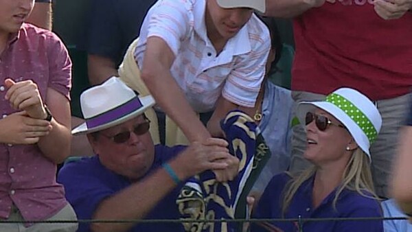 Όλο το Wimbledon έψαχνε τον πιτσιρικά που του άρπαξαν την πετσέτα-δώρο από τενίστα