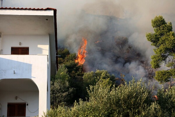 Μεγάλη φωτιά στην Κασσάνδρα Χαλκιδικής- Στις αυλές των σπιτιών οι φλόγες (upd)