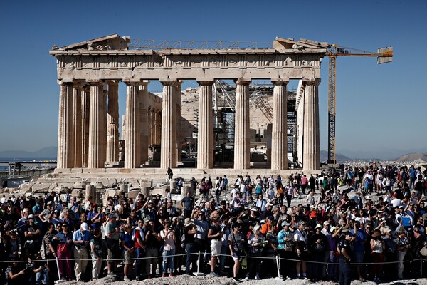 Η Αθήνα γιόρτασε στην Ακρόπολη την 73η επέτειο απελευθέρωσης από τους Ναζί