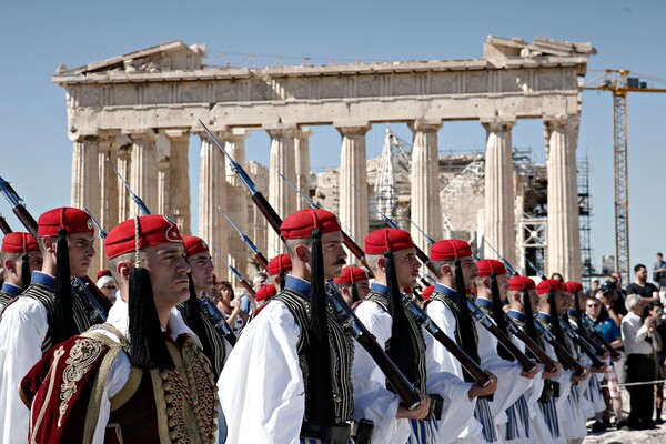 Η Αθήνα γιόρτασε στην Ακρόπολη την 73η επέτειο απελευθέρωσης από τους Ναζί