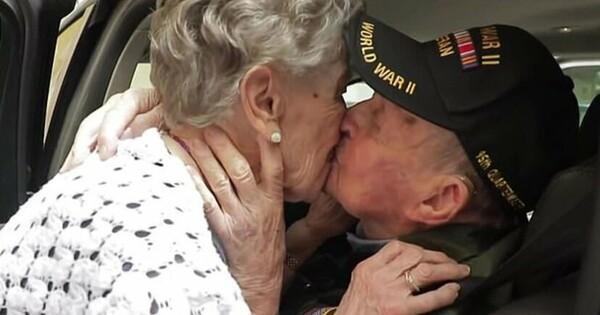 Την γνώρισε στον Β' Παγκόσμιο Πόλεμο, την ερωτεύθηκε παράφορα και τώρα τη συνάντησε ξανά
