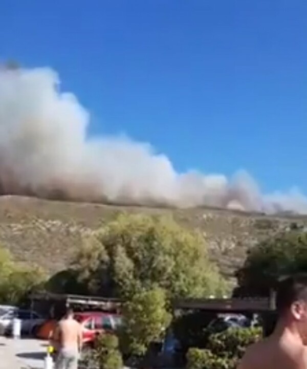 Μεγάλη πυρκαγιά στην Ελαφόνησο - Εκκενώνεται το «Camping»