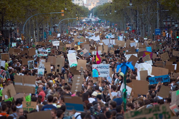 «Πώς τολμάτε;» - Εκατομμύρια άνθρωποι σε όλο τον πλανήτη βγήκαν στους δρόμους για να διαδηλώσουν για το κλίμα