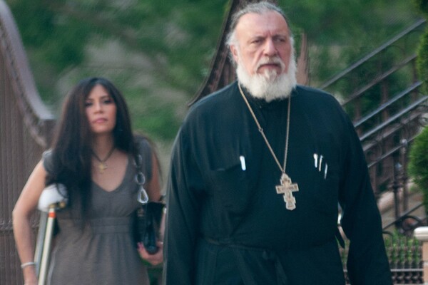 Σκάνδαλο με υψηλόβαθμο Έλληνα ιερέα που πρωταγωνιστεί σε sex tapes
