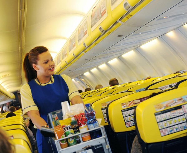 Η Ryanair προσλαμβάνει αεροσυνοδούς από την Ελλάδα