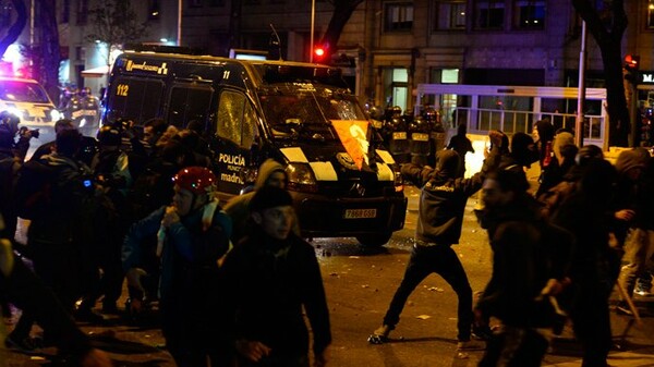 Τραυματίες και συλλήψεις στις επεισοδιακές πορείες της Ισπανίας