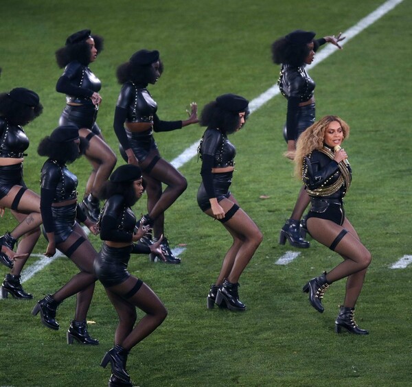 Η Beyonce έδωσε ένα επικό σόου στο χθεσινό Super Bowl!