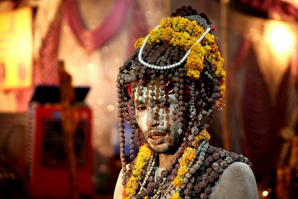 Εικόνες δέους από το ιερό λουτρό εκατομμυρίων Ινδών προσκυνητών