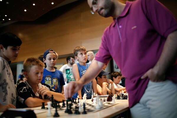 Ο Γκάρι Κασπάροφ, ο κορυφαίος σκακιστής του κόσμου, ήρθε στη Θεσσαλονίκη για αγώνες με 4 γυναίκες