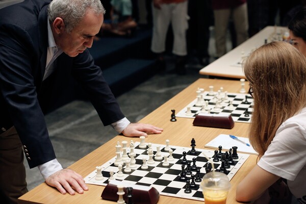 Ο Γκάρι Κασπάροφ, ο κορυφαίος σκακιστής του κόσμου, ήρθε στη Θεσσαλονίκη για αγώνες με 4 γυναίκες