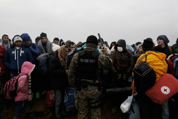 Mόνο για 300 άνοιξαν τα σύνορα - Βουλιάζει από κόσμο η Ειδομένη