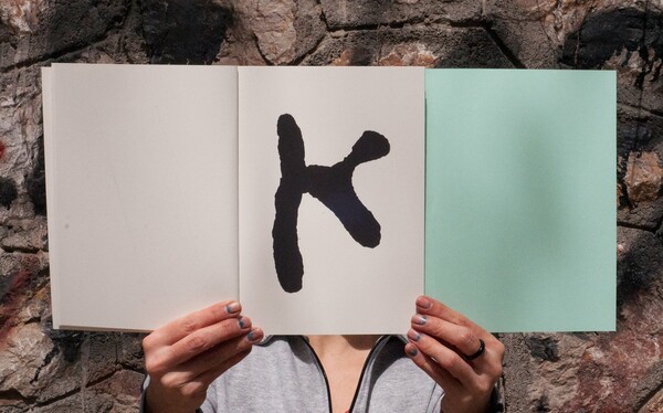 24 Έλληνες γραφίστες ενώθηκαν για να σχεδιάσουν από ένα γράμμα μιας νέας καλλιγραφικής γραμματοσειράς