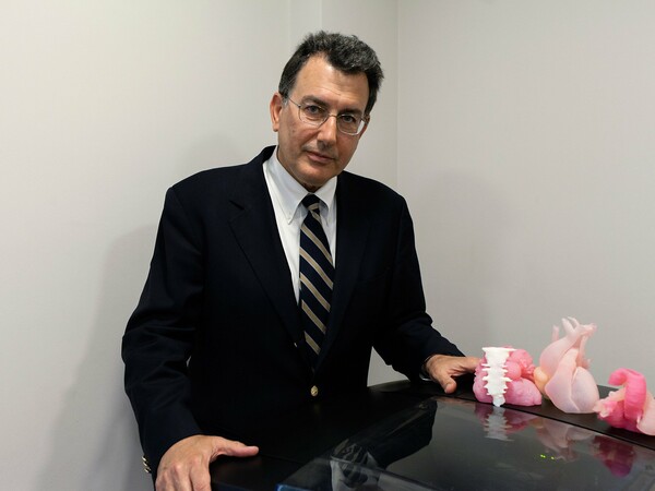 O πρωτοπόρος Έλληνας καρδιοχειρουργός που εκτυπώνει καρδιές σε 3D printer