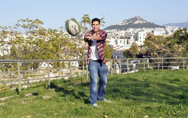 Ο Πάνος Βαρυπάτης παίζει rugby- ένα παραλίγο επίσημο ελληνικό άθλημα