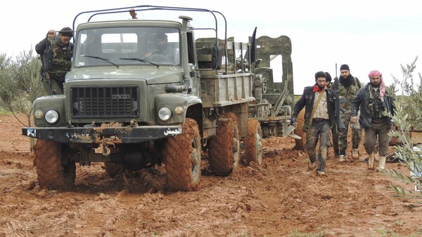 Ο Συριακός στρατός καταγγέλλει ότι η Τουρκία παραδίδει όλο και πιο πολλά στους αντάρτες