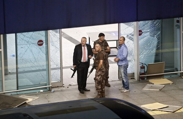 12 φωτογραφίες από την τρομοκρατική επίθεση στο αεροδρόμιο Ατατούρκ της Κωνσταντινούπολης