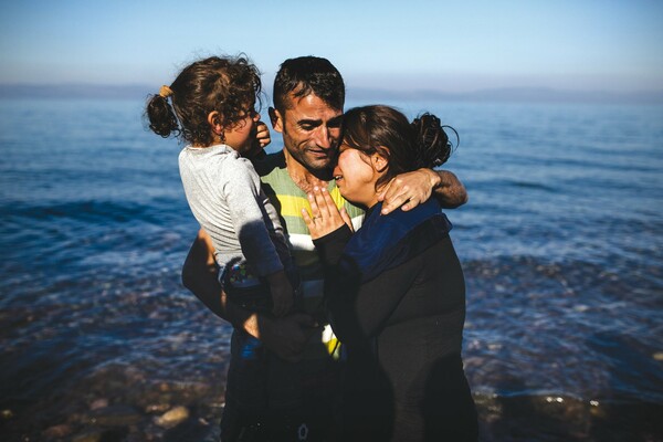 ΑΠΟΣΤΟΛΗ/ Mιλώντας με τους Μυτιληνιούς που βοήθησαν τους πρόσφυγες στην πιό δύσκολη ώρα της ζωής τους