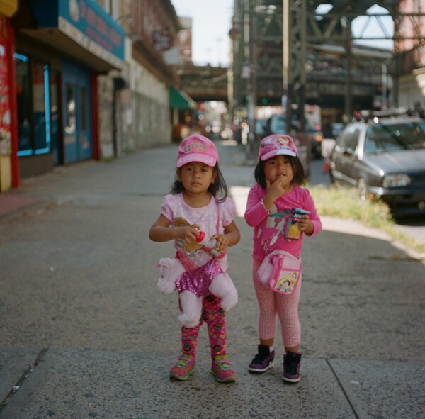 Ο Δημήτριος Μανουσάκης βρίσκει την ομορφιά στους δρόμους της Νέας Υόρκης