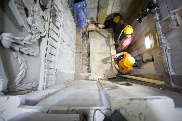 Έλληνες επιστήμονες αποκάλυψαν την «ταφική πλάκα του Ιησού» στο Ναό του Πανάγιου Τάφου
